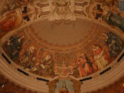 Fra le immagini pi� significative osserviamo sulla calotta absidale le figure di Morgagni, Galilei, Leonardo, Dante, D'Aquino e Vico raccolte attorno a un melograno